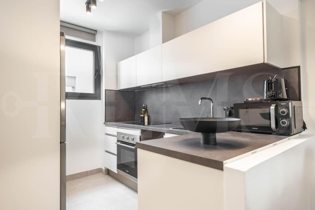 Modern Apartment With Patio & Parking By Rems Málaga Buitenkant foto