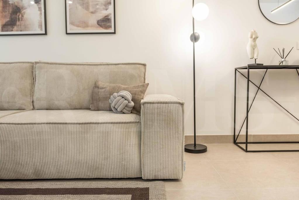 Modern Apartment With Patio & Parking By Rems Málaga Buitenkant foto