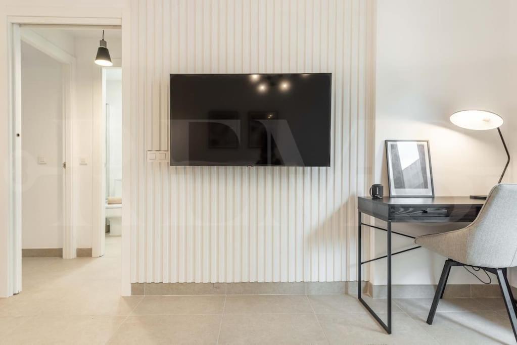 Modern Apartment With Patio & Parking By Rems Málaga Buitenkant foto