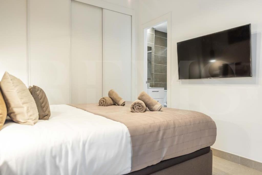 Modern Apartment With Patio & Parking By Rems Málaga Buitenkant foto