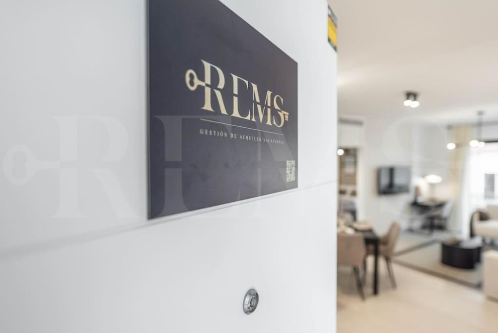 Modern Apartment With Patio & Parking By Rems Málaga Buitenkant foto