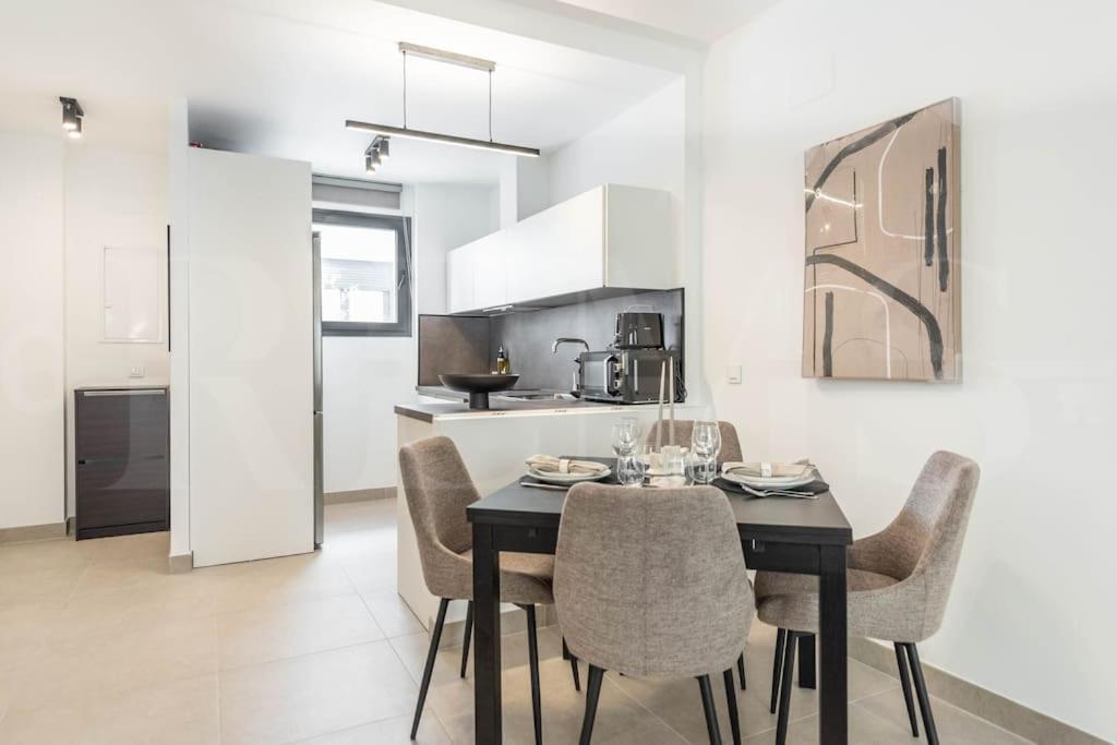 Modern Apartment With Patio & Parking By Rems Málaga Buitenkant foto