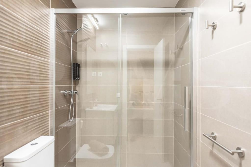 Modern Apartment With Patio & Parking By Rems Málaga Buitenkant foto