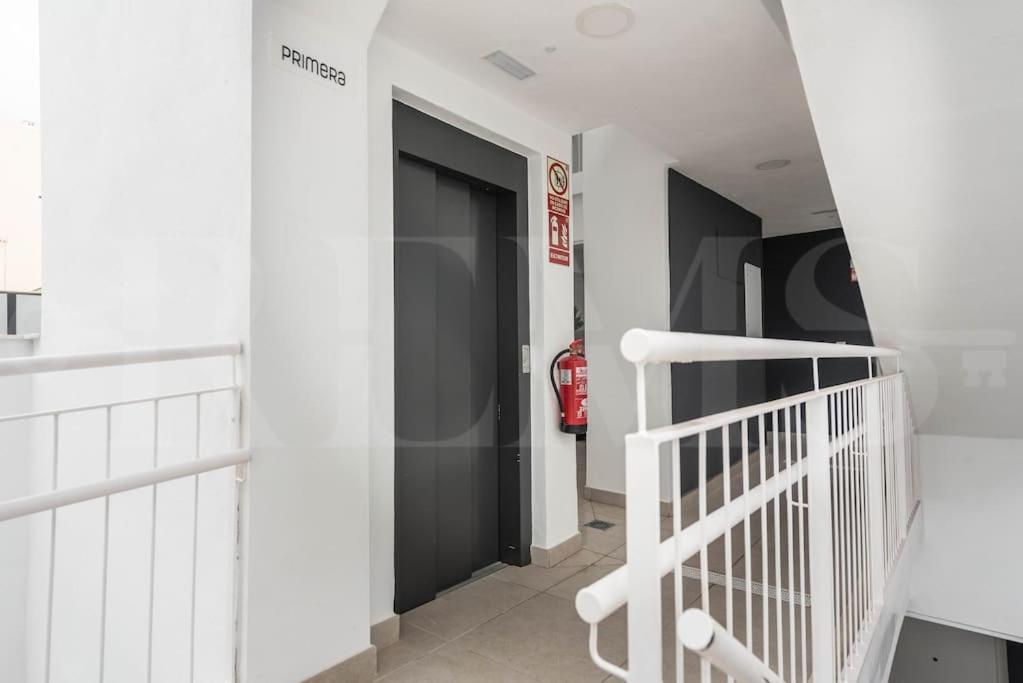 Modern Apartment With Patio & Parking By Rems Málaga Buitenkant foto