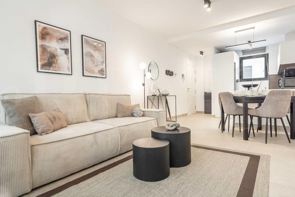 Modern Apartment With Patio & Parking By Rems Málaga Buitenkant foto