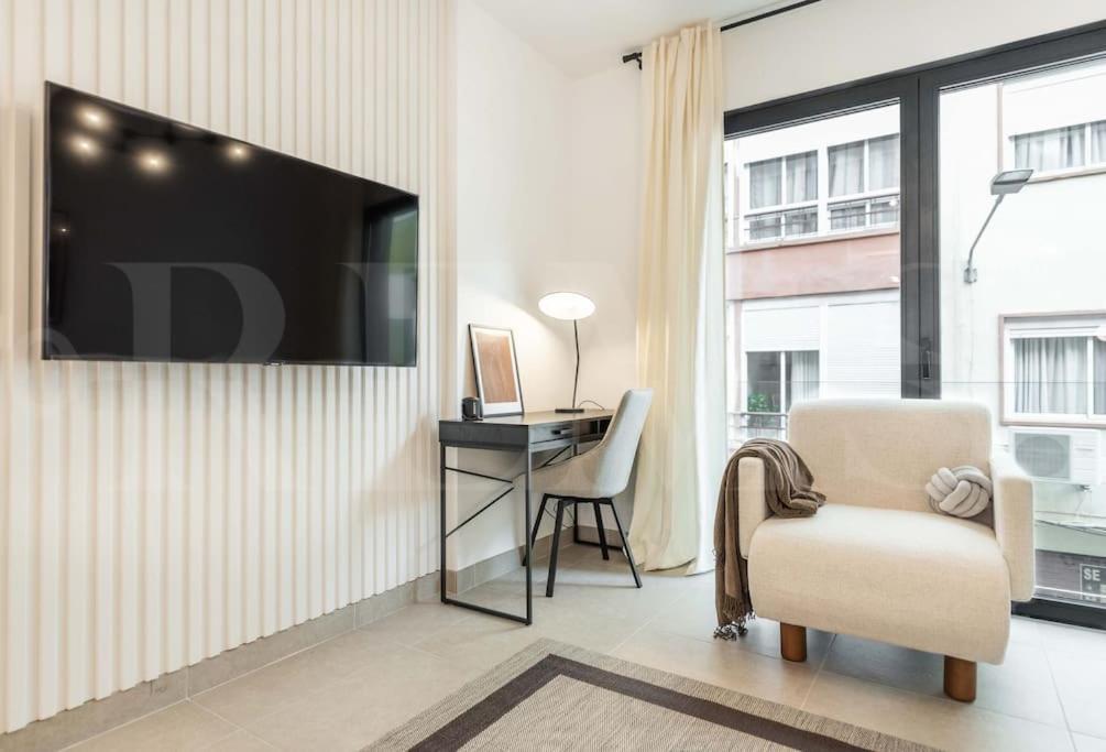 Modern Apartment With Patio & Parking By Rems Málaga Buitenkant foto