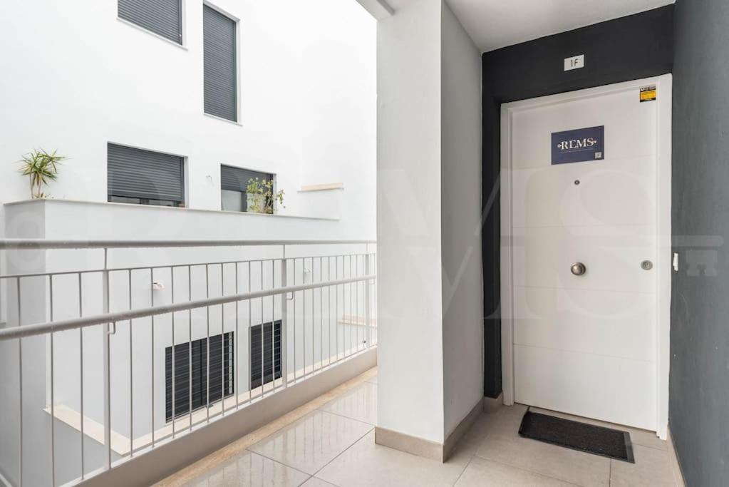 Modern Apartment With Patio & Parking By Rems Málaga Buitenkant foto