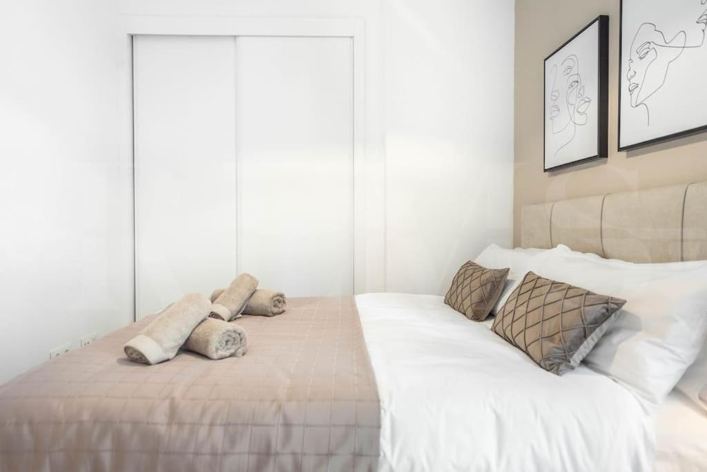 Modern Apartment With Patio & Parking By Rems Málaga Buitenkant foto
